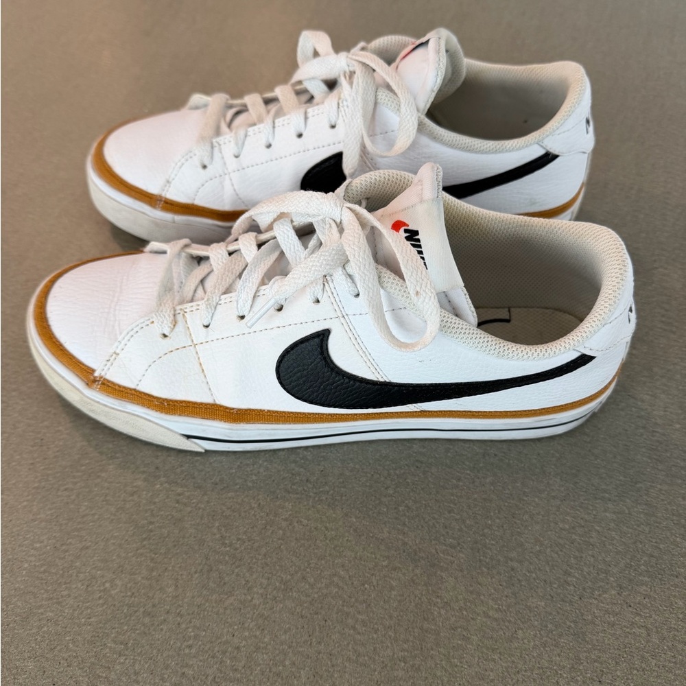 Nike Men’s White Sneakers with Navy Check and Gold Accents Sz 9